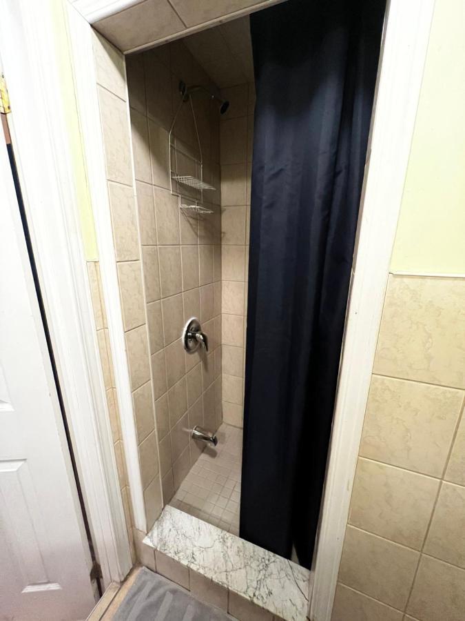 Adas Guesthouse トロント エクステリア 写真